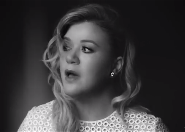 Black and white image of Kelly Clarkson featured in the "Kelly Clarkson Told To Step Away From the Deep Dish Pizza" blog.
